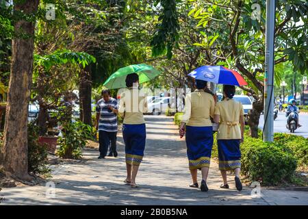 Vientiane, Laos - 29 Gennaio 2020. Giovani donne che camminano sulla strada a Vientiane, Laos. Vientiane è la capitale e la più grande città del Laos, sulle rive del t Foto Stock