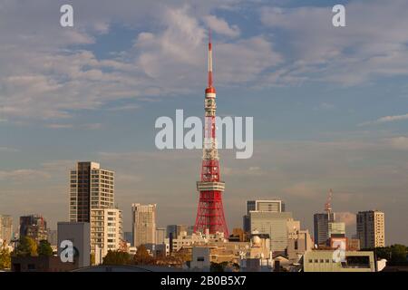 Tokyo Tower sopra gli edifici di Tokyo, Giappone. Foto Stock