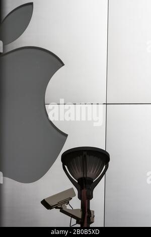 Una telecamera a circuito chiuso (CCTV) su un lampione fuori dall'Apple Store a Ginza, Tokyo, Giappone. Foto Stock