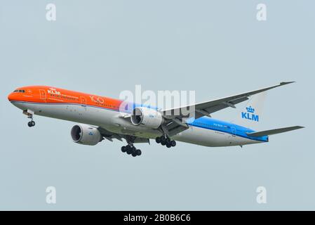 Singapore - 11 Febbraio 2020. PH-BVA KLM Royal Dutch Airlines Boeing 777-300ER (Orange Pride Livery) atterrando all'aeroporto Changi (SIN). Nel 2019, Changi serv Foto Stock