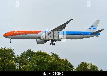 Singapore - 11 Febbraio 2020. PH-BVA KLM Royal Dutch Airlines Boeing 777-300ER (Orange Pride Livery) atterrando all'aeroporto Changi (SIN). Nel 2019, Changi serv Foto Stock