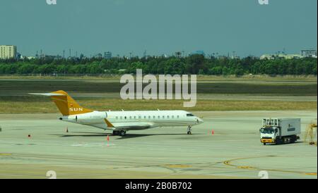 Saigon, Vietnam - Gen 28,2020. Bombardier Global 5000 aerei privati che tassano sulla pista dell'aeroporto Tan Son Nhat (SGN) di Saigon (ho Chi Minh City). Foto Stock