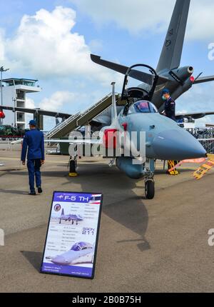 Singapore - 12 Febbraio 2020. Northrop F-5 della Royal Thai Air Force per esposizione a Changi, Singapore. I costi della difesa sono in aumento, soprattutto in Asia orientale Foto Stock