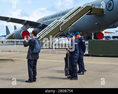 Singapore - 12 Febbraio 2020. Royal Thai Air Force Soldiers con velivoli militari a Changi, Singapore. I costi della difesa sono in aumento, soprattutto in Oriente Foto Stock