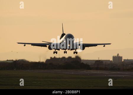 N974VV, un McDonnell Douglas DC-10-40I gestito da Omega Air Refuelling Services, all'Aeroporto Internazionale di Prestwick in Ayrshire. Foto Stock