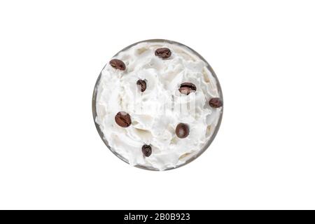 Cocktail con panna montata e chicchi di caffè, vista dall'alto, sfondo bianco isolato Foto Stock