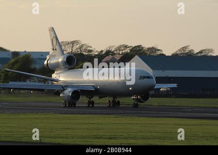 N974VV, un McDonnell Douglas DC-10-40I gestito da Omega Air Refuelling Services, all'Aeroporto Internazionale di Prestwick in Ayrshire. Foto Stock