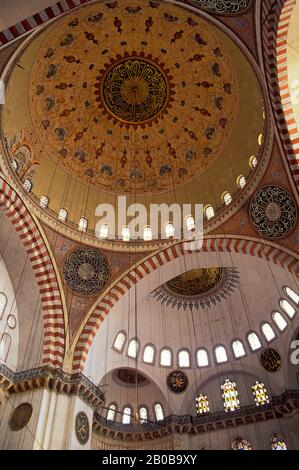 TURCHIA, ISTANBUL, MOSCHEA SULEYMANIYE, INTERNO, CUPOLA Foto Stock