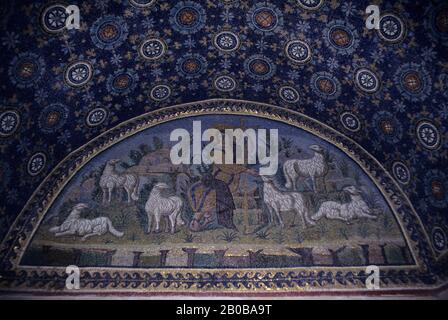 ITALIA, RAVENNA, MAUSOLEO DI GALLA PLACIDIA, 425 D.C., MOSAICO DEL BUON PASTORE Foto Stock
