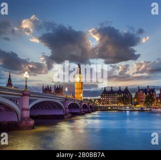 Big ben con ponte in serata, Londra, Regno Unito Foto Stock