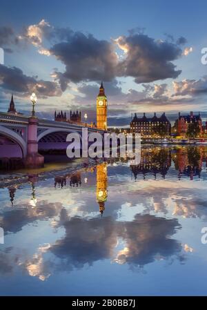 Big ben con ponte in serata, Londra, Regno Unito Foto Stock