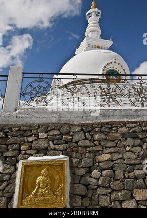 Shanti stupa a Leh, Himalaya. Ladakh, India Foto Stock