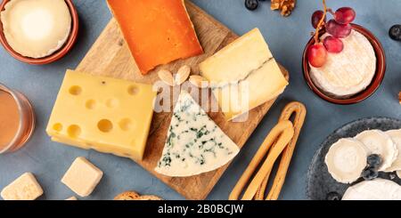 Varietà di formaggi, piatto panoramico in alto. Formaggi vari, sparati dalla cima Foto Stock