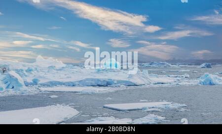 Iceberg galleggia e si fonde vicino al mare Weddell, con Snow Hill Island in lontananza sfondo. Foto Stock