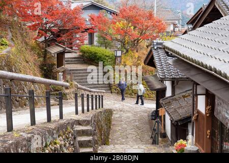 Persone che camminano lungo Nakasendo Strada passando attraverso Magome, Prefettura di Gifu, Giappone Foto Stock