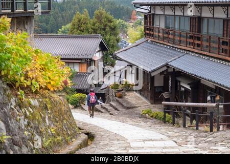 Persone che camminano lungo Nakasendo Strada passando attraverso Magome, Prefettura di Gifu, Giappone Foto Stock