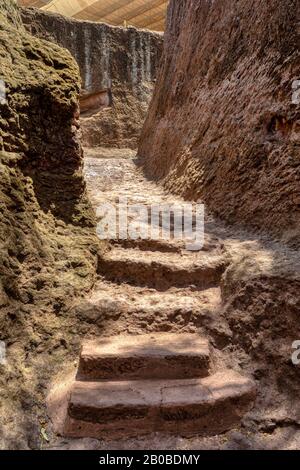 Labirinti esterni con scale tra le chiese di Lalibela in Etiopia scolpito fuori dalla roccia. Patrimonio Dell'Umanità Dell'Unesco, Lalibela Etiopia, Africa Foto Stock