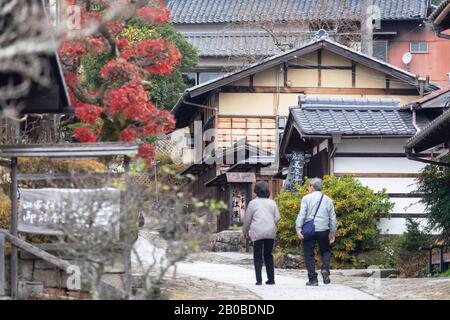 Persone che camminano lungo Nakasendo Strada passando attraverso Magome, Prefettura di Gifu, Giappone Foto Stock