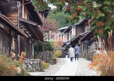 Persone che camminano lungo Nakasendo Strada passando attraverso Magome, Prefettura di Gifu, Giappone Foto Stock