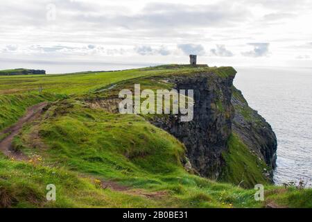 La pista sterrata alle scogliere di Moher a Co Clare, nell'Irlanda occidentale, ha preso parte a una giornata travoliata. Queste scogliere sono una vista impressionante e la scogliera Foto Stock