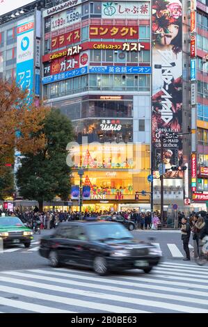 Persone Che Attraversano Shibuya Crossing, Shibuya, Tokyo, Giappone Foto Stock