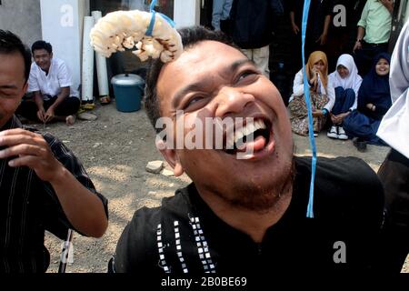 La gente è in competizione per mangiare cracker il 17 agosto Independence Indonesia Foto Stock