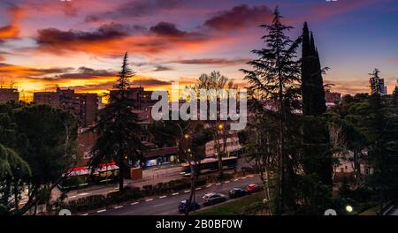 Madrid, Spagna - 15 febbraio 2020: Tramonto drammatico sul concetto di riscaldamento globale del paesaggio urbano Foto Stock