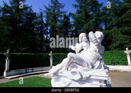 GERMANIA, VICINO BERLINO, POTSDAM, IL CASTELLO DI SANSSOUCI, RESIDENZA ESTIVA DI FEDERICO LA GRANDE STATUA DI MARMO NEL PARCO Foto Stock