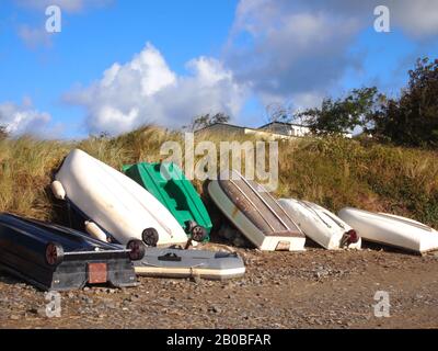 Gare di gommoni e yacht, Gwbert, Pembrokeshire, Galles Foto Stock