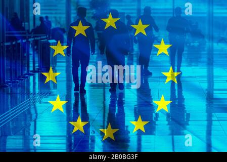 Bandiera dell'UE e gruppo Di Persone come silhouette, immagine concettuale Foto Stock