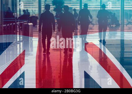 Gran Gran Bretagna Bandiera come sfondo e Silhouette Persone, concetto di business immagine Foto Stock
