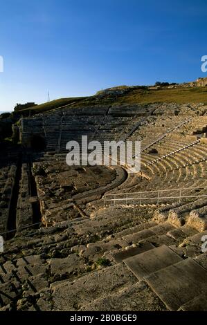 ITALIA, SICILIA, SIRACUSA, TEATRO GRECO SCOLPITO NELLA ROCCIA Foto Stock