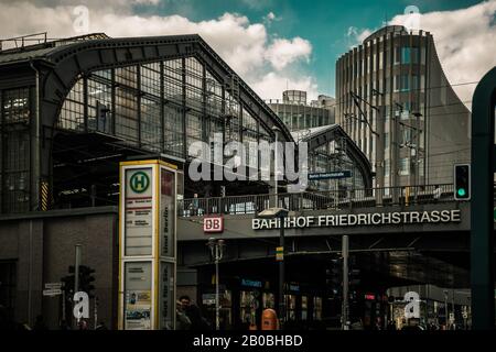 Berlino / Germania - 13 Maggio 2019: Stazione Della S-Bahn Di Friedrichstrasse Foto Stock