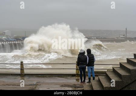 Newhaven, East Sussex. Tempo nel Regno Unito. La tempesta Ciara si schianta nella parete del porto con gli spettatori che guardano il 9th febbraio 2020. Foto Stock