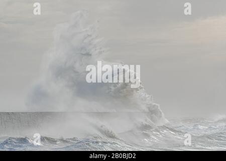 Newhaven, East Sussex. Il tempo del Regno Unito come Storm Ciara offre onde massicce e pioggia battente che hanno colpito l'Inghilterra il 10th febbraio 2020. Foto Stock