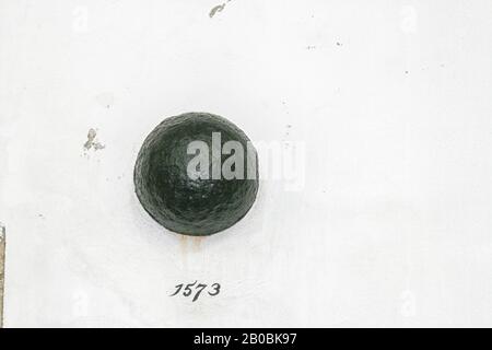 Canonball spagnolo incastonato nel muro della Chiesa di San Bavo a Haarlem, Paesi Bassi del 1573. Foto Stock