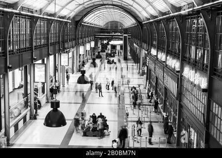 Wroclaw, POLONIA - 16 NOVEMBRE 2019: Hall of building main railway station Wroclaw Glowny. Foto Stock