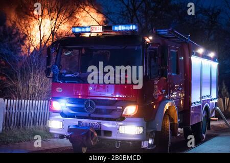 TYMOWA, POLONIA - 6 DICEMBRE 2019 - Camion di vigili del fuoco durante spegne un incendio della casa. Foto Stock