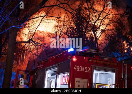 TYMOWA, POLONIA - 6 DICEMBRE 2019 - i Vigili del fuoco estinguono un incendio della casa. Foto Stock