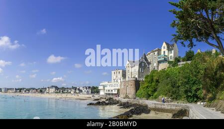 Località balneare con spiaggia e passeggiata, Saint-Cast-le-Guildo, Dipartimento Cotes-d'Armor, Francia Foto Stock