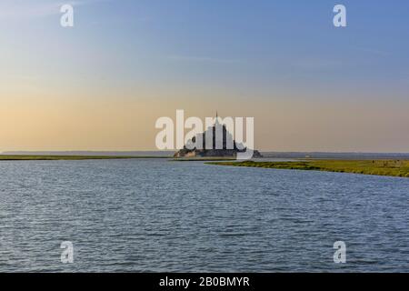 Vista a Mont-Saint-Michel ad alta marea, Dipartimento Ille-et-Vilaine, Francia Foto Stock