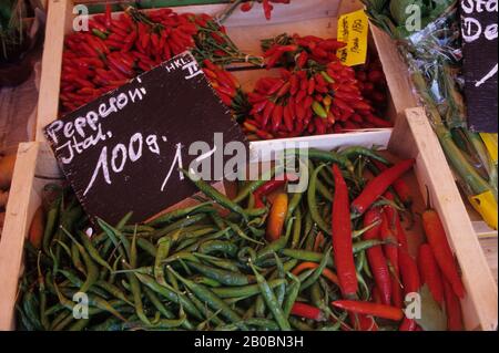 GERMANIA, PASSAU, PIAZZA DELLA CATTEDRALE, MERCATO CONTADINO, PEPERONI, PRIMO PIANO Foto Stock