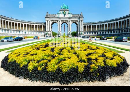 Monumento a tre archi a Parc du Cinquantenaire, Bruxelles, Brabant, Belgio Foto Stock