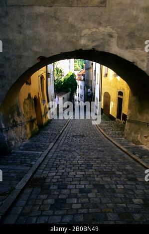 GERMANIA, BAVIERA, PASSAU, STREET SCENE, STRADA ACCIOTTOLATA Foto Stock