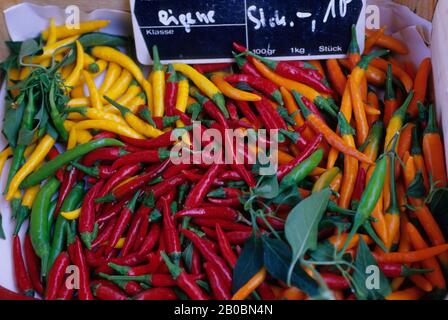 GERMANIA, PASSAU, PIAZZA DELLA CATTEDRALE, MERCATO CONTADINO, PEPERONI, PRIMO PIANO Foto Stock