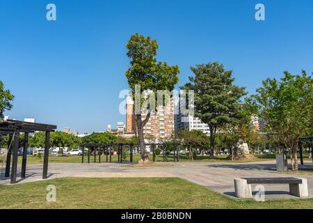 Taichung Xinping Park presso il quartiere di Beitun Shuinan zona economica e commerciale in cielo blu giorno di sole. Ex Aeroporto Di Shuinan. Taichung City, Taiwan Foto Stock