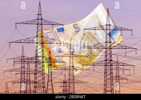 Composizione digitale, linee elettriche, tralicci elettrici, tralicci ad alta tensione, banconote in euro, simbolo per i costi dell'elettricità, Baden-Wuerttemberg, Germania Foto Stock