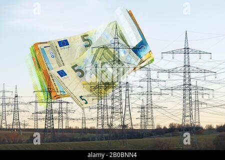 Composizione digitale, linee elettriche, tralicci elettrici, tralicci ad alta tensione, banconote in euro, simbolo per i costi dell'elettricità, Baden-Wuerttemberg, Germania Foto Stock