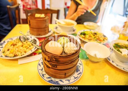 Ristorante cinese a Yokohama Chinatown in Giappone con gnocchi di vapore asiatici in un vaporizzatore di legno, panini al vapore, ramen, noodles, riso, soia e Foto Stock