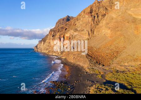 Spiaggia di sabbia Playa del Ingles, montagna Riscos de la Merica, Valle Gran Rey, vista aerea, la Gomera, Isole Canarie, Spagna Foto Stock